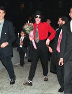100199 -M. JACKSON.  Michael Jackson arrives with ungloved hands to attend  prayers at THE CARLBACH SHUL for SUKKOT Friday evening.