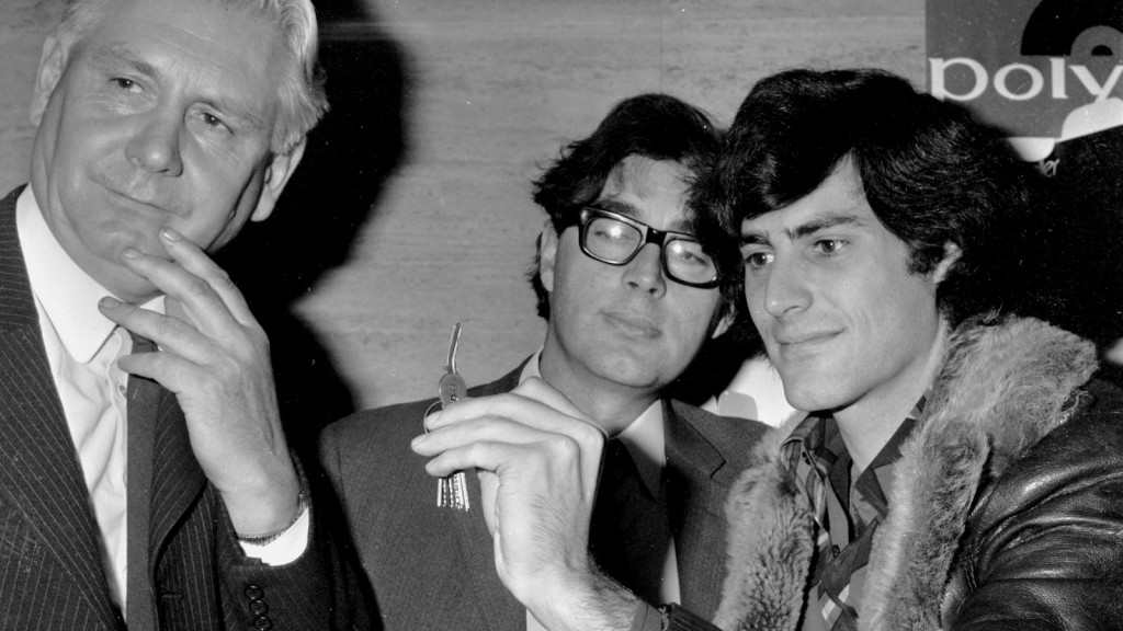 Israeli magician Uri Geller, right, holds a bent key belonging to a British journalist, during a demonstration of his powers of telepathy and psychokinesis. Geller worked with the CIA for years in an attempt to exploit his ‘powers’ for CIA purposes. Oct. 30, 1974. (AP/Dave Caulkin) 