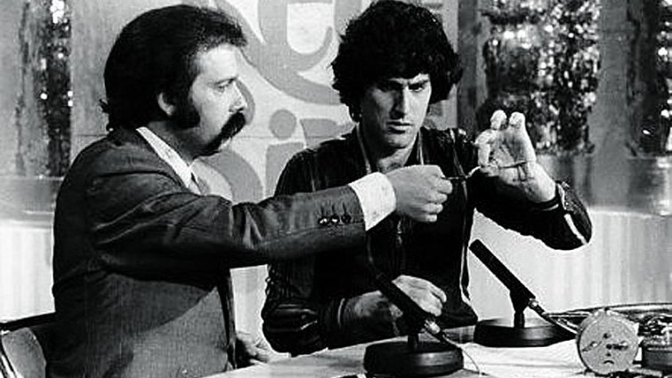 Uri Geller se convirtió en historia viva de la televisión en España con su aparición en el programa «Directísimo», que dirigía y presentaba José María Íñigo en TVE, cuando dobló cucharas y arregló relojes a distancia 
